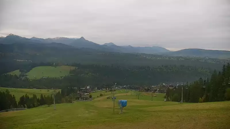 Widok na kolej i panoramę Tatr z Ośrodka Narciarskiego MAŁE CICHE.