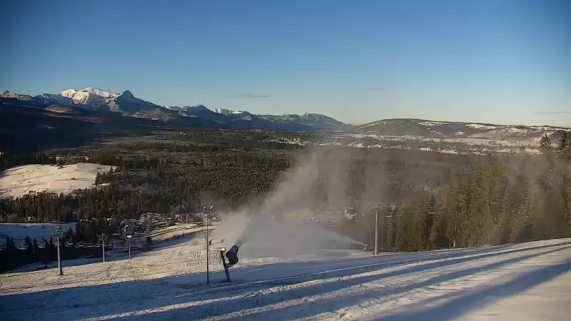 Widok na kolej i panoramę Tatr z Ośrodka Narciarskiego MAŁE CICHE.