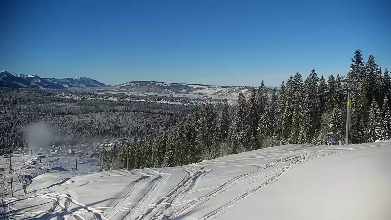 Widok na kolej i panoramę Tatr z Ośrodka Narciarskiego MAŁE CICHE.