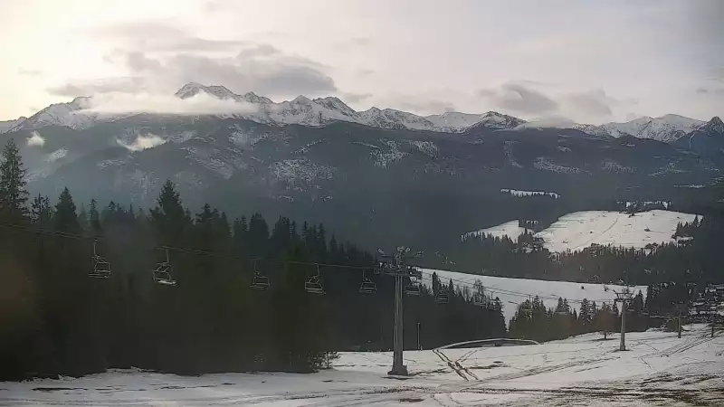 Widok na kolej i panoramę Tatr z Ośrodka Narciarskiego MAŁE CICHE.
