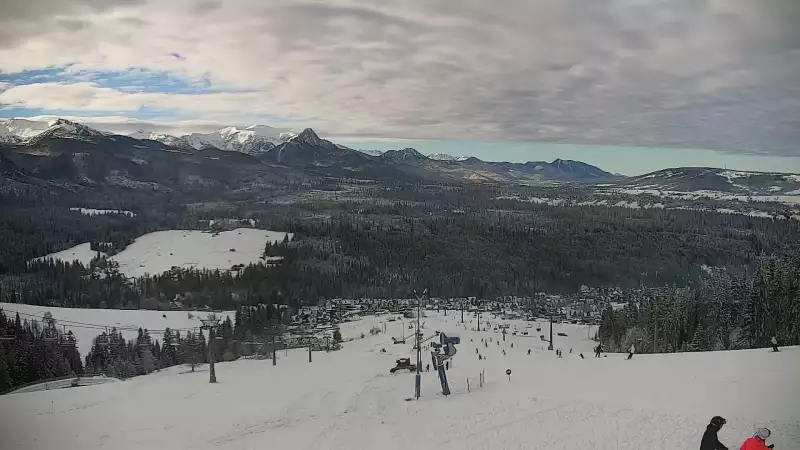 Widok na kolej i panoramę Tatr z Ośrodka Narciarskiego MAŁE CICHE.