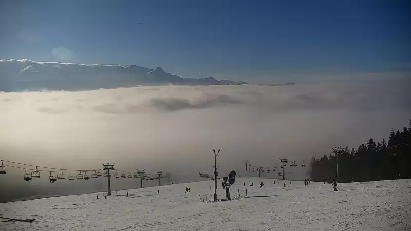 Widok na kolej i panoramę Tatr z Ośrodka Narciarskiego MAŁE CICHE.