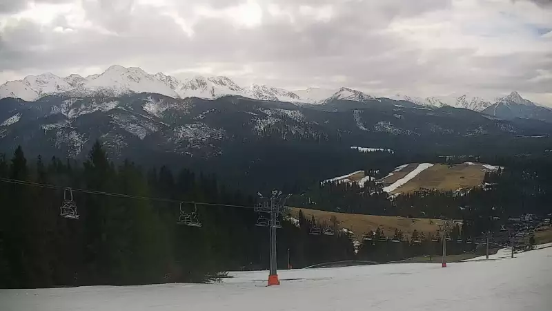 Widok na kolej i panoramę Tatr z Ośrodka Narciarskiego MAŁE CICHE.
