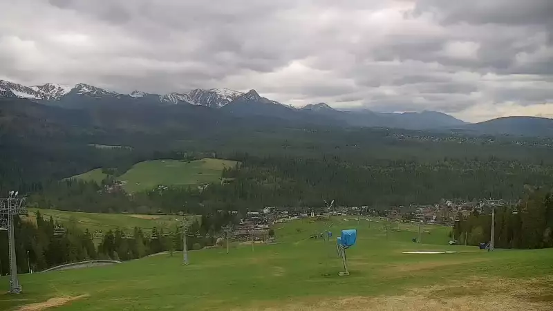 Widok na kolej i panoramę Tatr z Ośrodka Narciarskiego MAŁE CICHE.