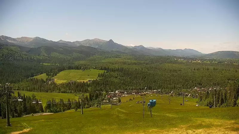 Widok na kolej i panoramę Tatr z Ośrodka Narciarskiego MAŁE CICHE.