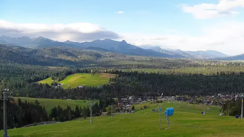 Widok na kolej i panoramę Tatr z Ośrodka Narciarskiego MAŁE CICHE.