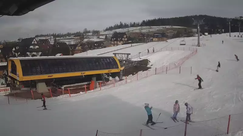 Widok z kamery na dolną stację ośrodka narciarskiego Małe Ciche.