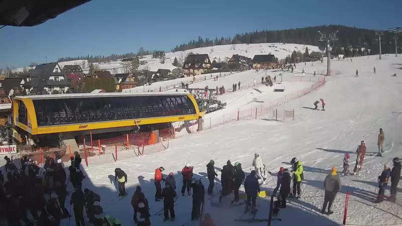 Widok z kamery na dolną stację ośrodka narciarskiego Małe Ciche.