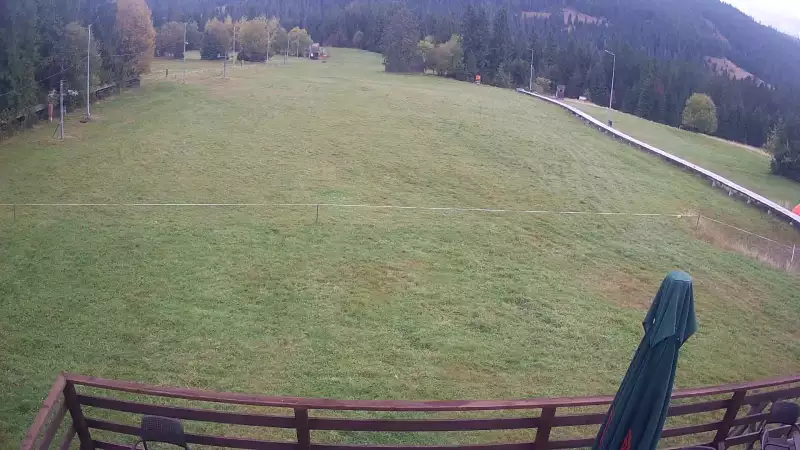 Sprawdź warunki narciarskie z kamery na stok w Małym Cichym.