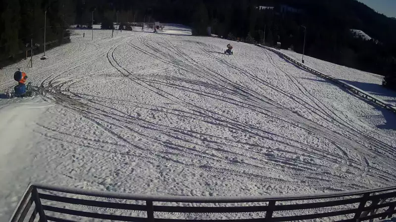 Sprawdź warunki narciarskie z kamery na stok w Małym Cichym.