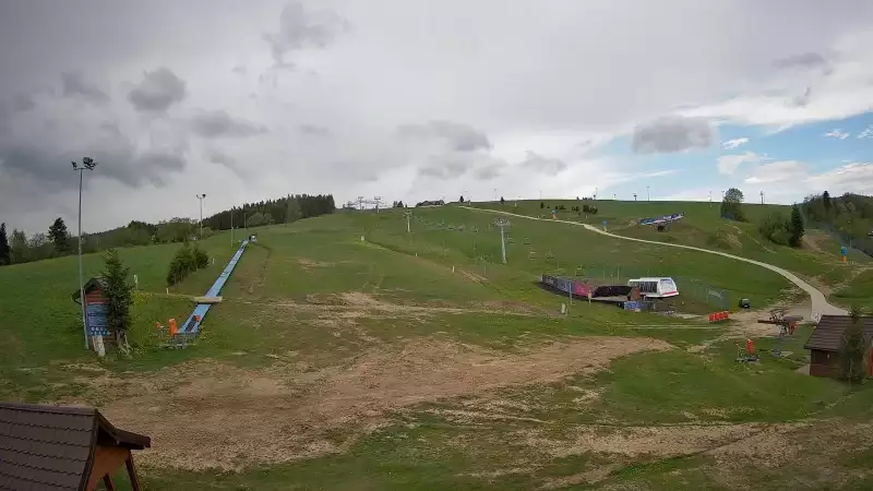 Panoramiczny widok na cały komplekt narciarski Master Ski w Tyliczu