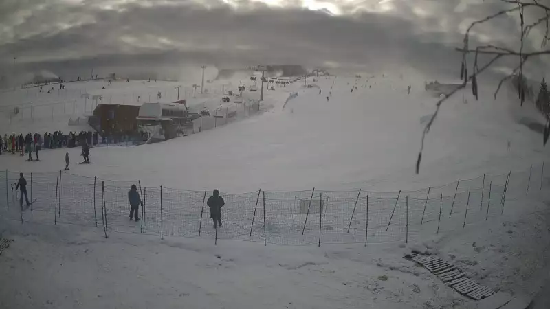 Widok na dolny odcinek stoku narciarskiego Master Ski