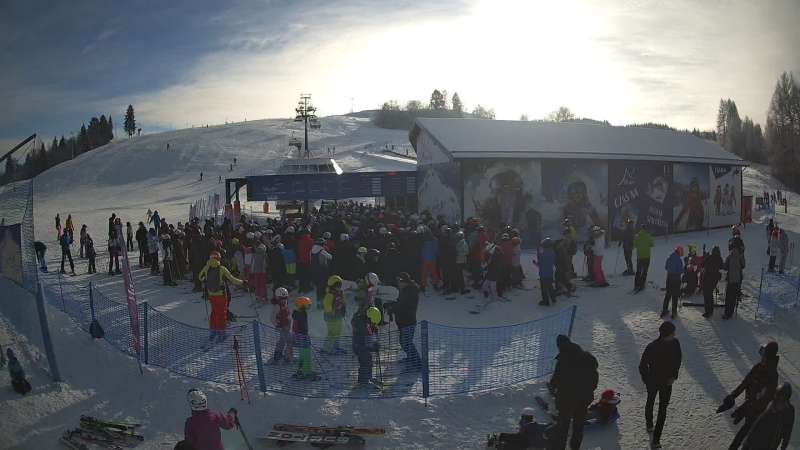Widok na żywo ze stoku na stacji narciarskiej Master Ski w Tyliczu.