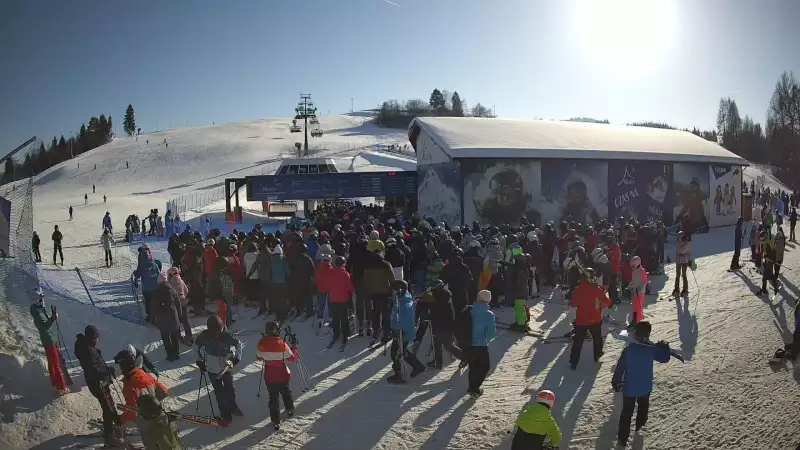 Widok na żywo ze stoku na stacji narciarskiej Master Ski w Tyliczu.