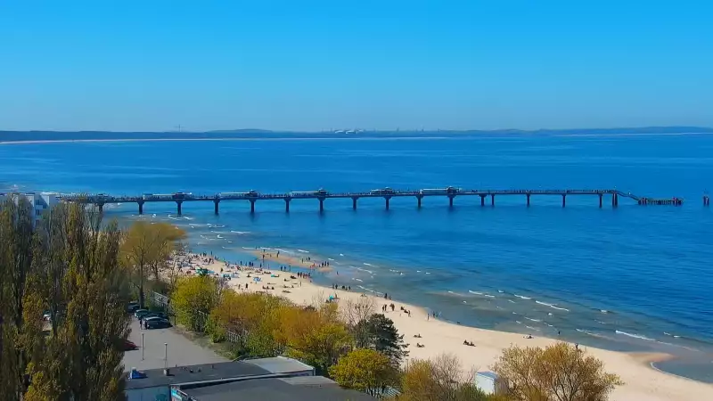 Widok na deptak i Plażę w MIĘDZYZDROJACH