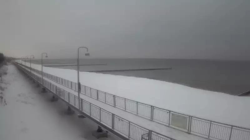 Ujęcie na promenadę i morze w Mielnie.