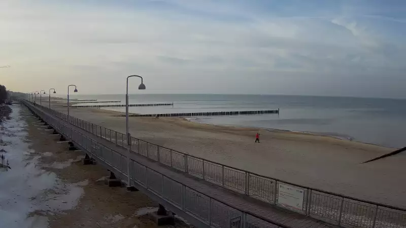 Ujęcie na promenadę i morze w Mielnie.