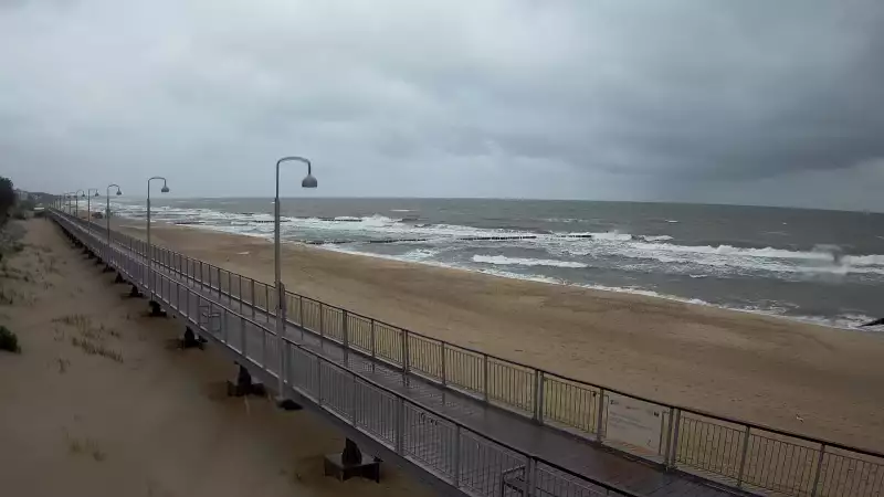 Ujęcie na promenadę i morze w Mielnie.