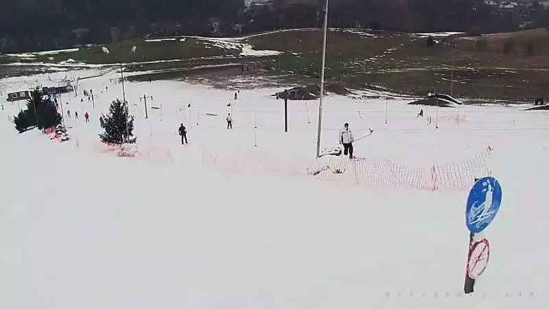 Kamera ukazuje widok stoku narciarskiego Myślęcinek.