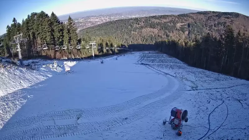 Widok z Kamery na górną stację narciarską Sport Arena Myślenice