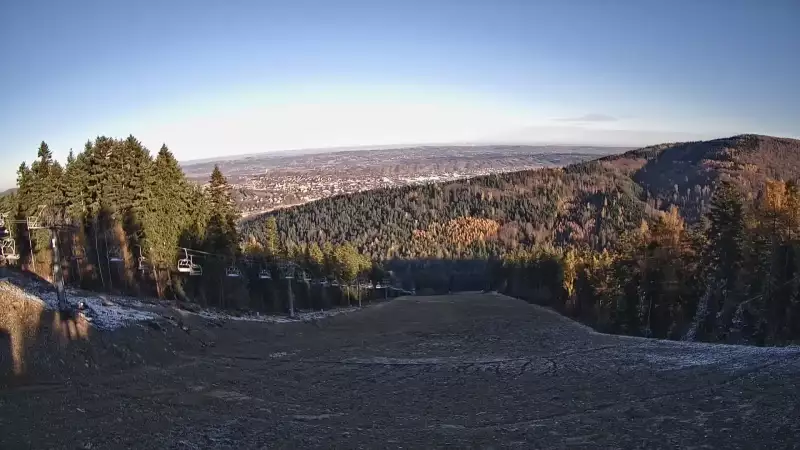 Widok z Kamery na górną stację narciarską Sport Arena Myślenice