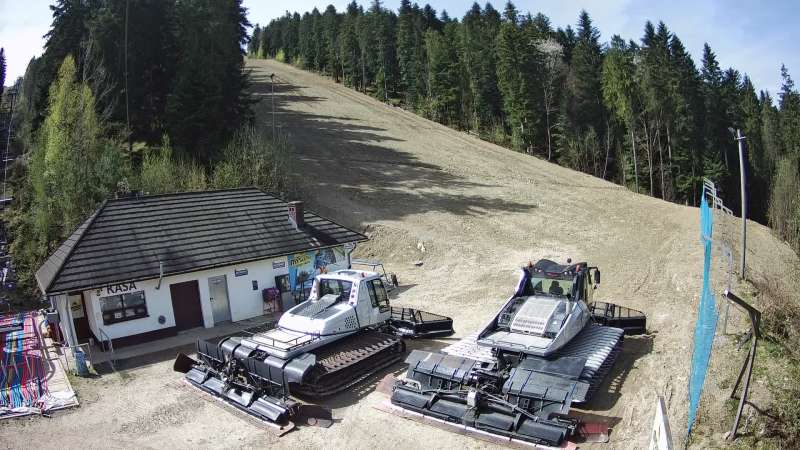 Widok na trasę zjazdową w Stacji Narciarskiej Myślenice-ski