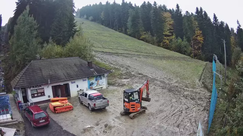 Widok na trasę zjazdową w Stacji Narciarskiej Myślenice-ski