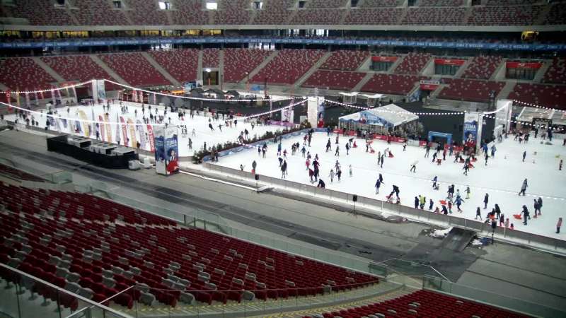 Obraz na żywo z specjalnie przygotowanego lodowiska na Stadionie Narodowym w Warszawie.