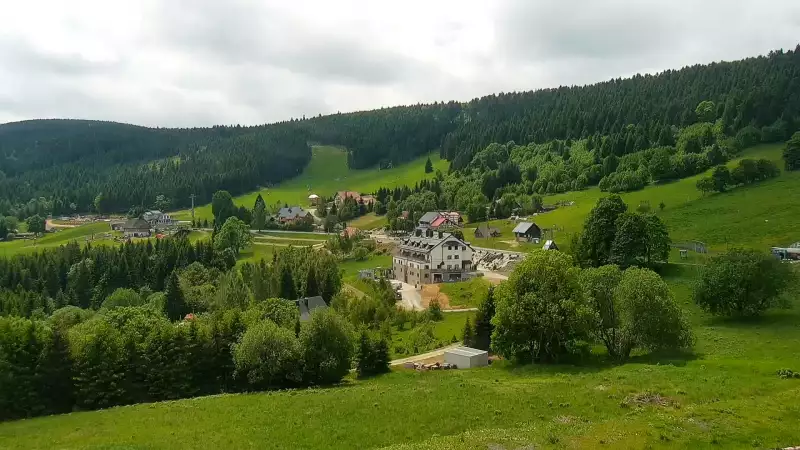 Widok na dużą część stoku Nartorama z dolnego parkingu