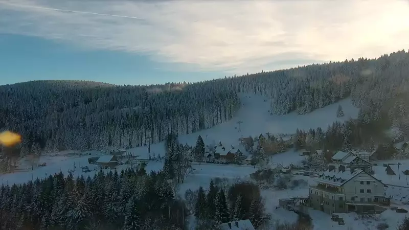 Widok na dużą część stoku Nartorama z dolnego parkingu