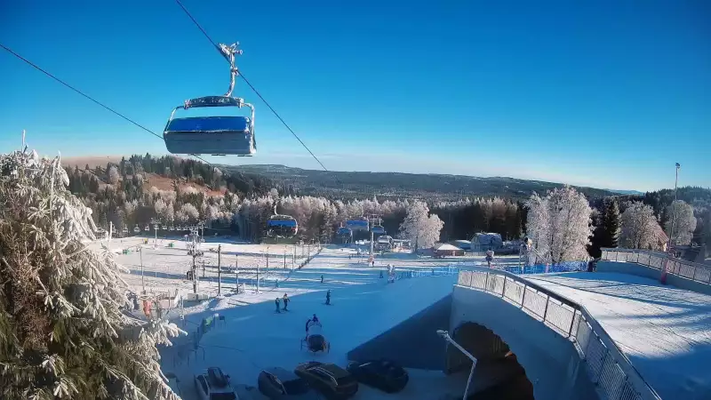 Widok z kamery obejmuje dolną część stacji narciarskiej Nartorama w kompleksie Zieleniec Sport Arena