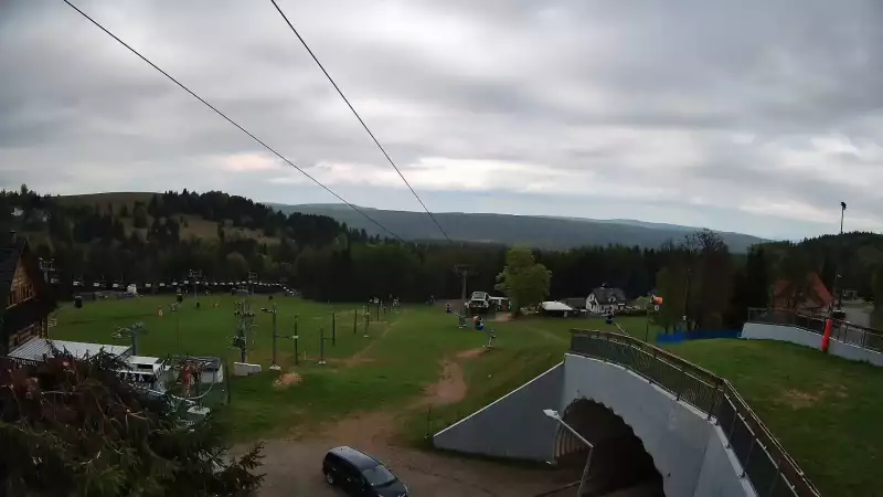 Widok z kamery obejmuje dolną część stacji narciarskiej Nartorama w kompleksie Zieleniec Sport Arena