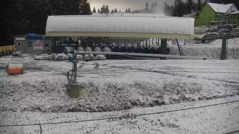 Widok na dolną stację wyciągu w kompleksie Nartorama