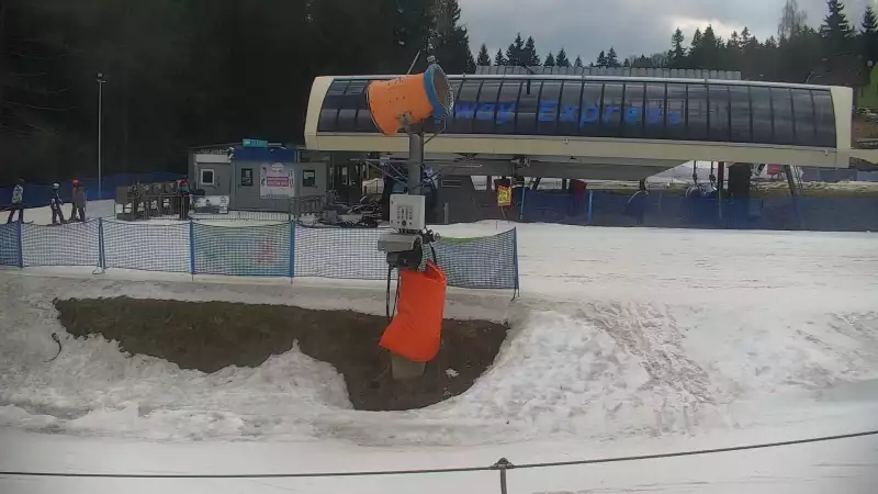 Widok na dolną stację wyciągu w kompleksie Nartorama