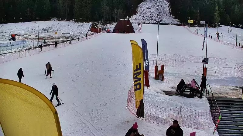 Kamera pozwala podejrzeć, jak tłoczno jest na stoku i poczuć atmosferę zimowego Zakopanego. Dla bardziej doświadczonych narciarzy Nosal może być dobrą rozgrzewką