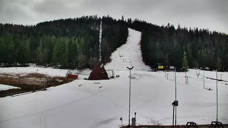 Kamera pozwala podejrzeć, jak tłoczno jest na stoku i poczuć atmosferę zimowego Zakopanego. Dla bardziej doświadczonych narciarzy Nosal może być dobrą rozgrzewką