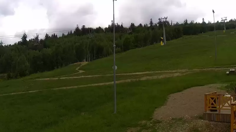 Widok na górny odcinek trasy zjazdowej i kolej linową w Nowej Osadzie w Wiśle.