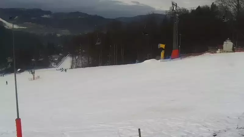 Widok na górny odcinek trasy zjazdowej i kolej linową w Nowej Osadzie w Wiśle.