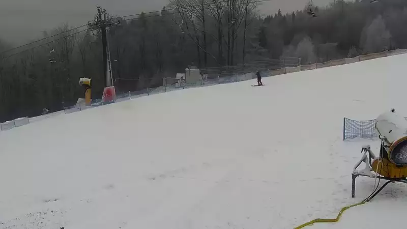 Widok na górny odcinek trasy zjazdowej i kolej linową w Nowej Osadzie w Wiśle.