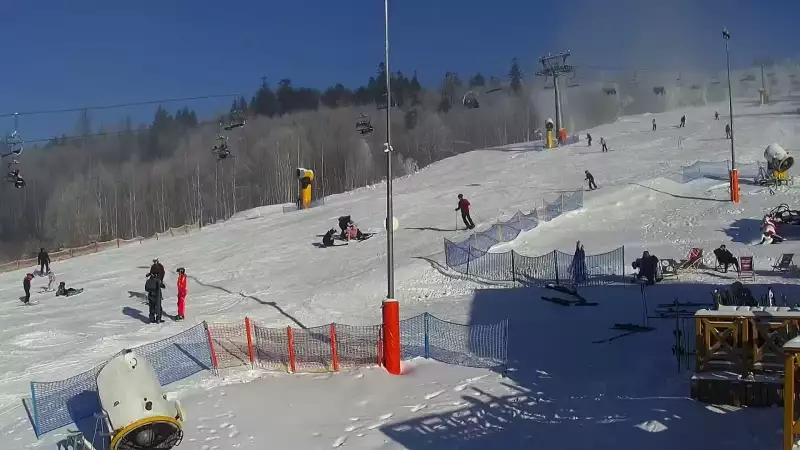 Widok na górny odcinek trasy zjazdowej i kolej linową w Nowej Osadzie w Wiśle.