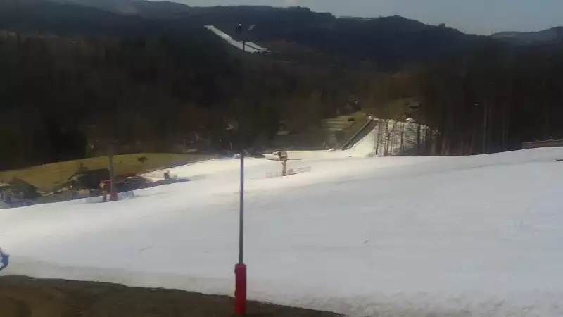 Widok na górny odcinek trasy zjazdowej i kolej linową w Nowej Osadzie w Wiśle.