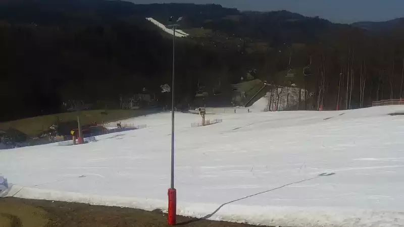 Widok na górny odcinek trasy zjazdowej i kolej linową w Nowej Osadzie w Wiśle.