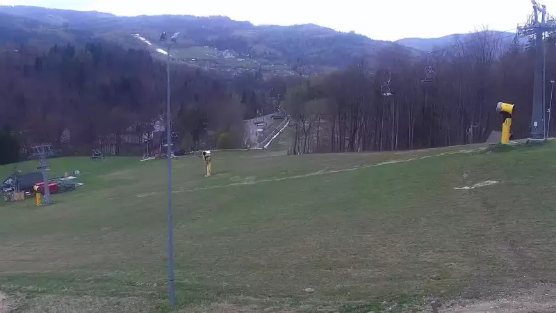 Widok na górny odcinek trasy zjazdowej i kolej linową w Nowej Osadzie w Wiśle.