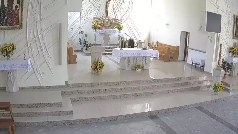 Kamera z widokiem na ołtarz w Parafii Św. Alberta Szówsko