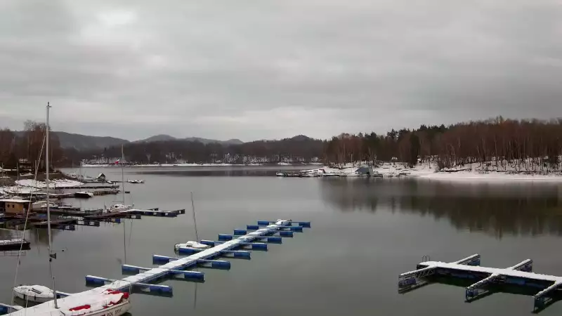 Widok na zacumowane żaglówki nad Jeziorem Solińskim