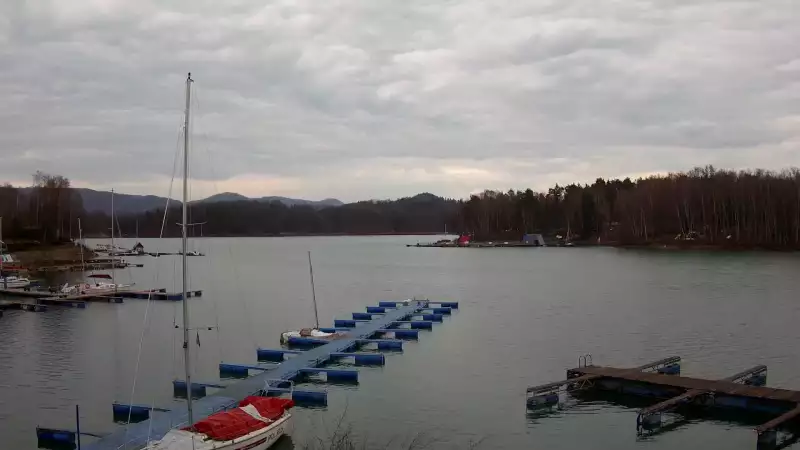 Widok na zacumowane żaglówki nad Jeziorem Solińskim