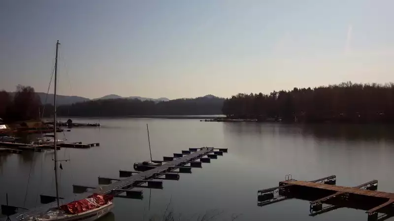 Widok na zacumowane żaglówki nad Jeziorem Solińskim