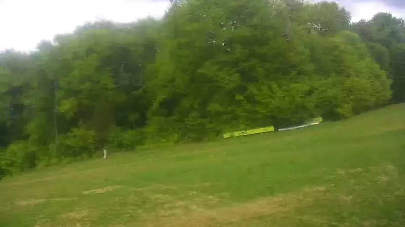 Ujęcie na trasy ze stoku w Poniwcu Małej Czantorii.