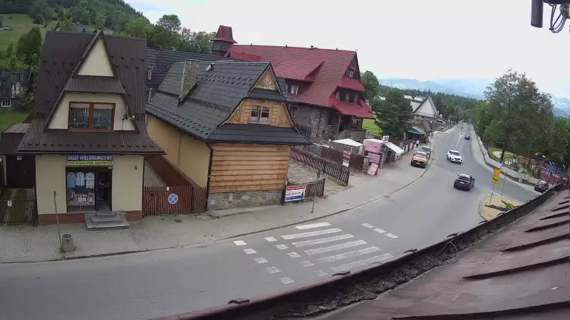 Kamera zainstalowana w centrum Poronina, z widokiem na drogę do Zakopanego.