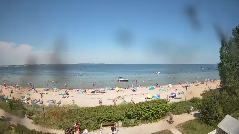 Widok na Promenadę i Plażę w REWIE. Sporty wodne Zatoka Pucka